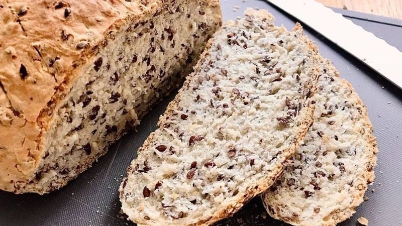 Bánh mì hạt lanh cắt lát, minh họa loại bánh mì giúp no lâu và ngừa thèm ăn