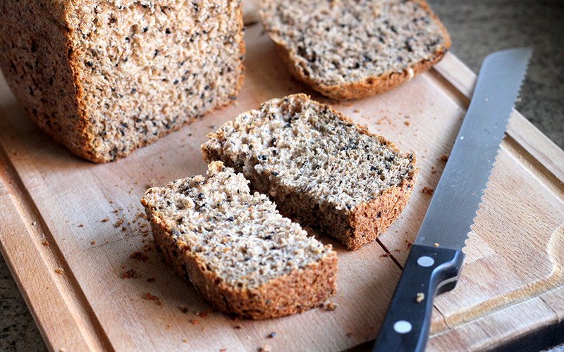 Bánh mì hạt lanh giàu chất xơ, axit béo thiết yếu, giúp đốt cháy calo dư thừa.