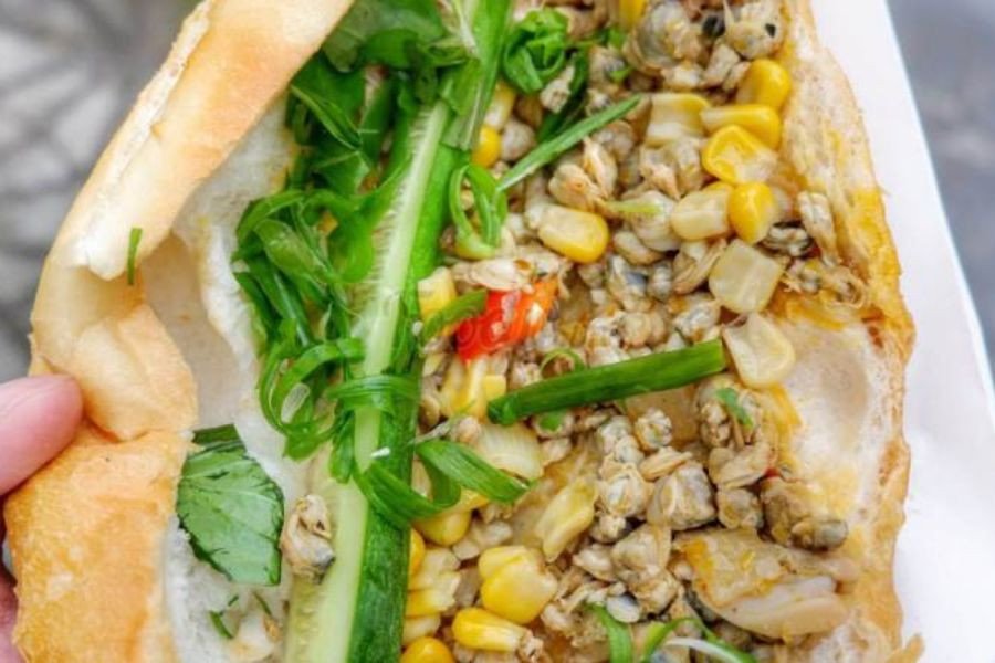Bánh mì hến xào sốt me cay nhẹ, mang hương vị đặc trưng miền Trung.