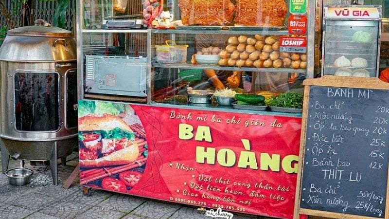 Bánh mì heo quay Ba Hoàng Đà Nẵng với thịt quay lu nóng hổi