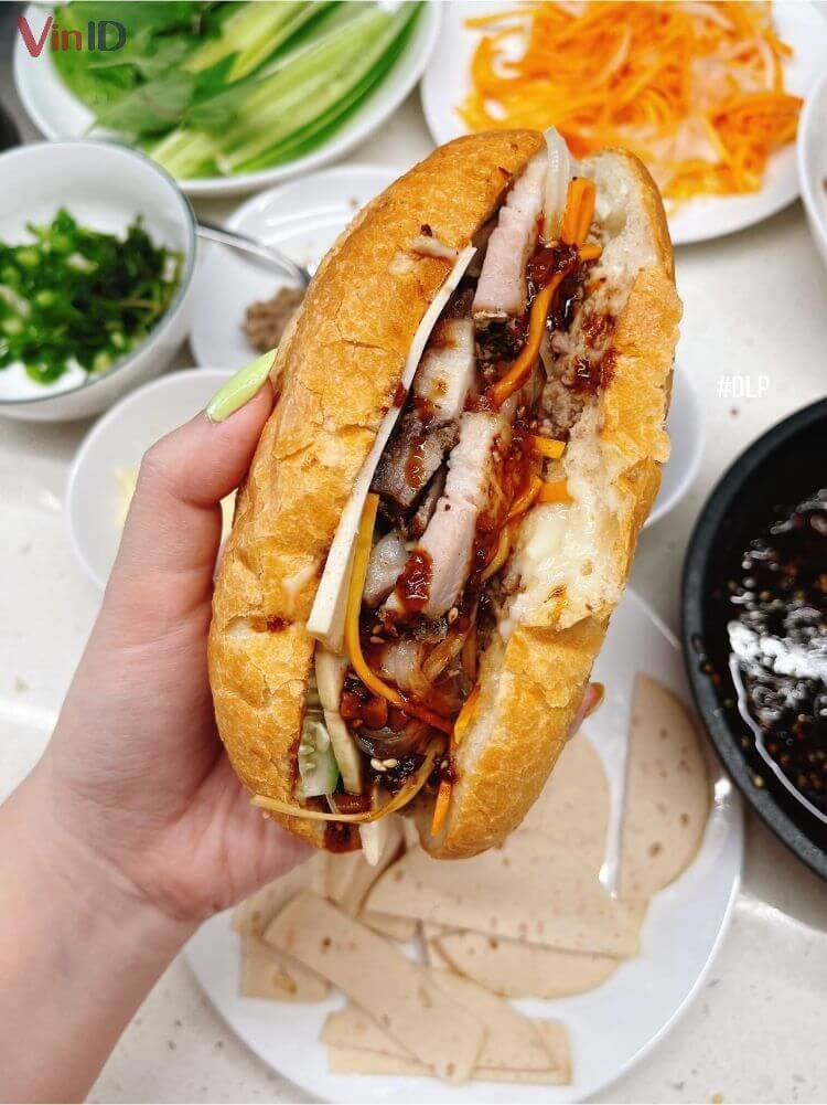 Bánh mì heo quay chan nước sốt hấp dẫn