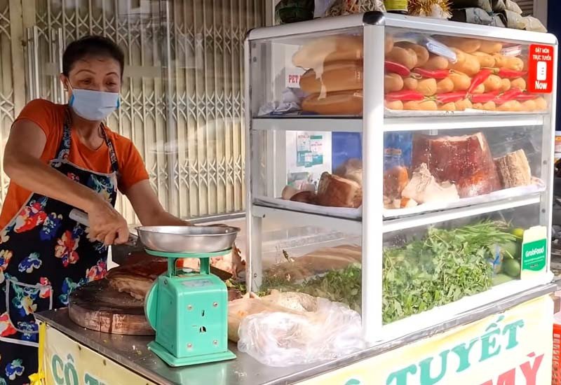 Bánh mì heo quay Cô Tuyết 66 Lê Đình Lý Đà Nẵng giòn rụm