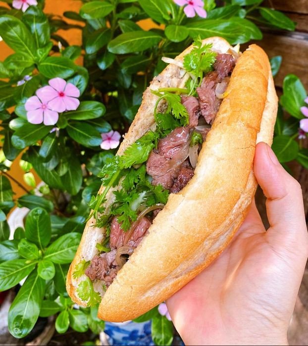 Bánh mì heo quay giòn bì hấp dẫn của tiệm Bánh Mì Giòn Ninh Bình