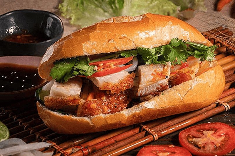 Bánh mì heo quay giòn da, hấp dẫn