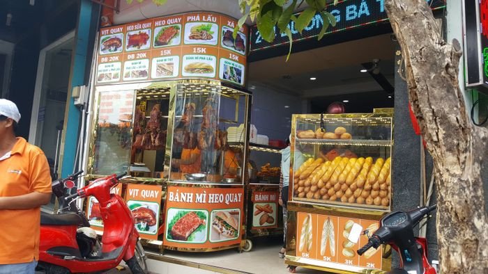 Bánh mì heo quay giòn rụm tại Lò Bánh Mì A Nhiêu 2, một tiệm bánh mì ngon ở quận 8