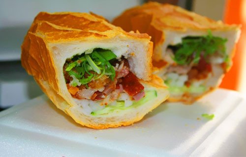 Bánh mì heo quay giòn rụm tại quán A Nhiều