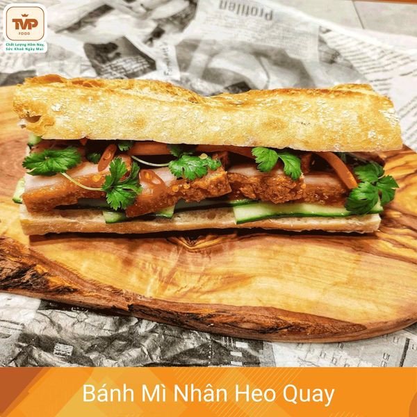 Bánh mì heo quay giòn rụm với lớp da vàng ươm và thịt béo ngậy