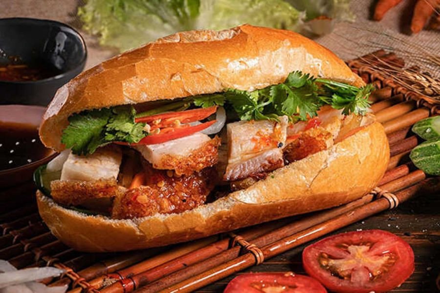 Bánh mì heo quay giòn rụm với phần thịt thấm vị và dưa chua.