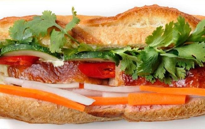 Bánh mì heo quay Minh Thu Hội An nổi tiếng với thịt heo quay giòn bì, béo ngậy