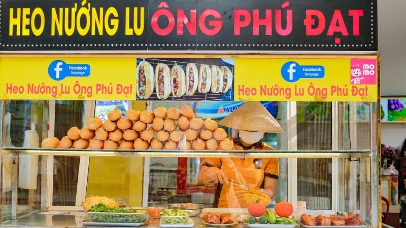 Bánh mì heo quay Ông Phú Đạt Đà Nẵng với nhân đầy đặn và sốt cay