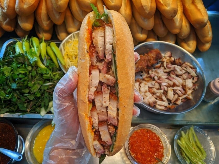 Bánh mì heo quay sốt trứng muối Huy Phệ Đà Nẵng thơm béo