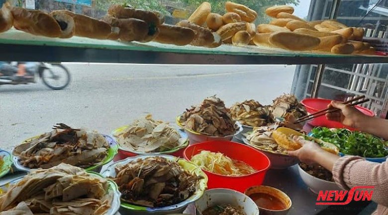 Bánh mì heo quay Thu Ngân với lớp da giòn tan, thịt mềm thấm vị, là lựa chọn hấp dẫn cho món bánh mì ở Huế.