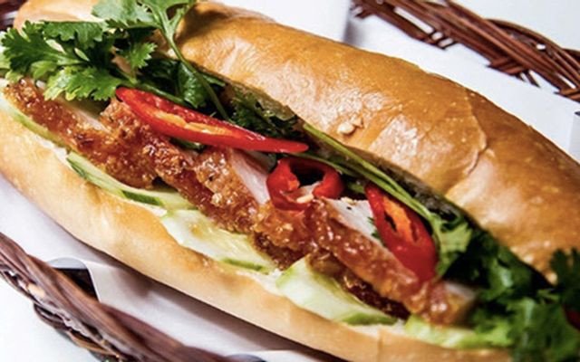 Bánh mì heo quay và thịt nướng thơm lừng khu Đại học Cần Thơ
