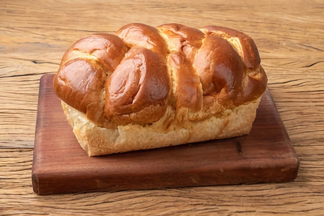 Bánh mì hoa cúc Brioche vàng óng, thường chứa trứng và sữa nên không phù hợp cho người ăn chay.