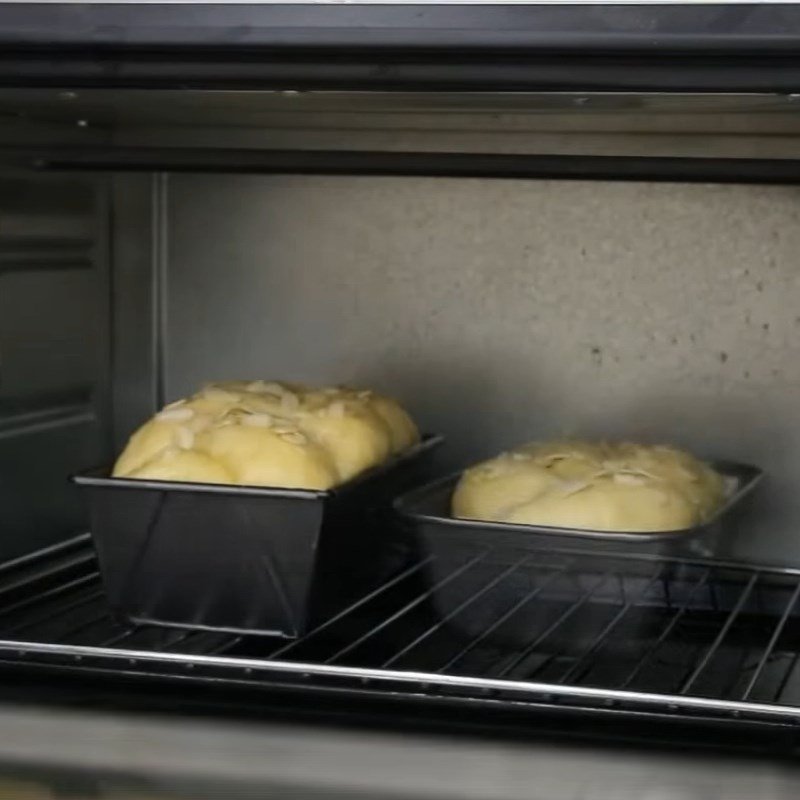 Bánh mì hoa cúc đang được nướng vàng ươm trong lò