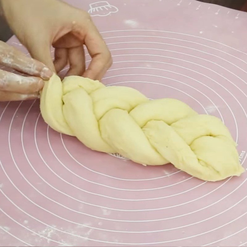 Bánh mì hoa cúc đang được tạo hình bím tết đẹp mắt