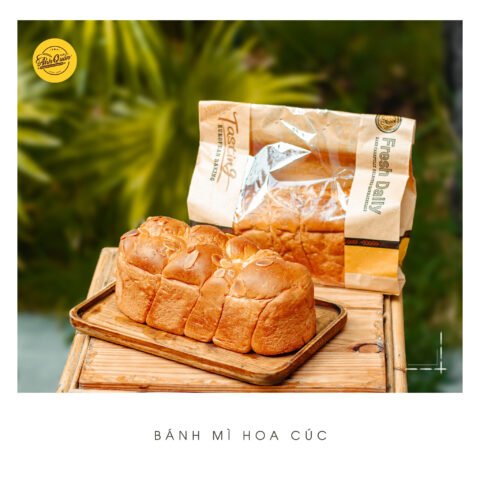 Bánh mì hoa cúc hạnh nhân vàng ươm, bề mặt nứt bung đẹp mắt