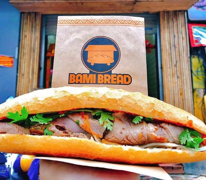 Bánh mì Hội An chuẩn vị với nhân gà nướng sả tại chuỗi Bami Bread ở Hà Nội