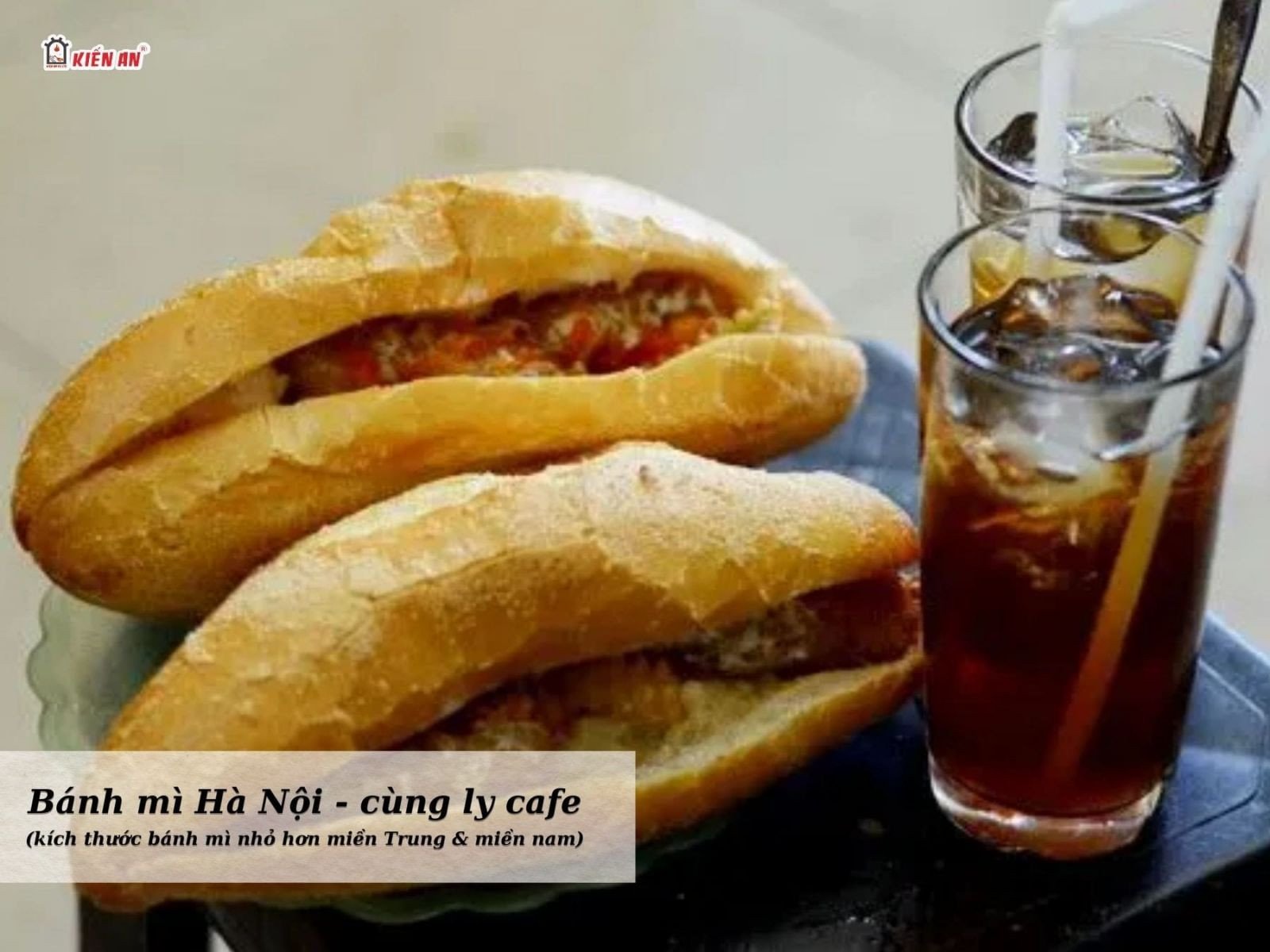 Bánh mì Hội An đặc trưng với nhân đầy đặn và các loại sốt đậm đà.