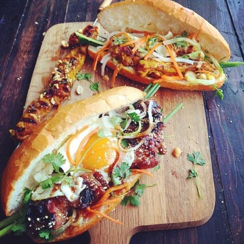 Bánh mì Hội An nổi tiếng với vẻ ngoài hấp dẫn và hương vị đặc trưng