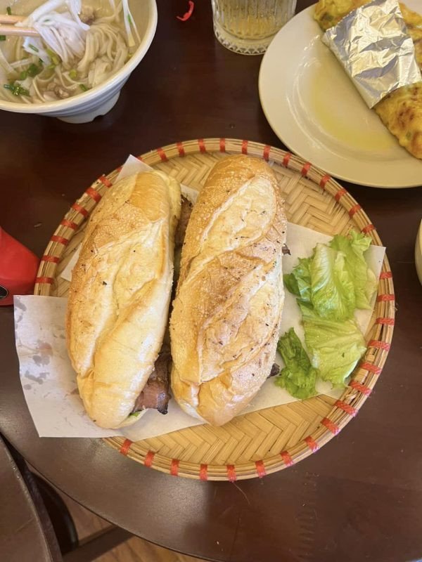 Bánh mì Holic kèm theo ly cà phê sữa đá Việt Nam truyền thống