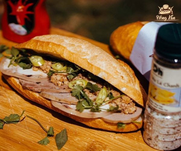 Bánh mì Hồng Vân Quảng Ngãi với nhân nem chả tươi ngon, hấp dẫn thực khách