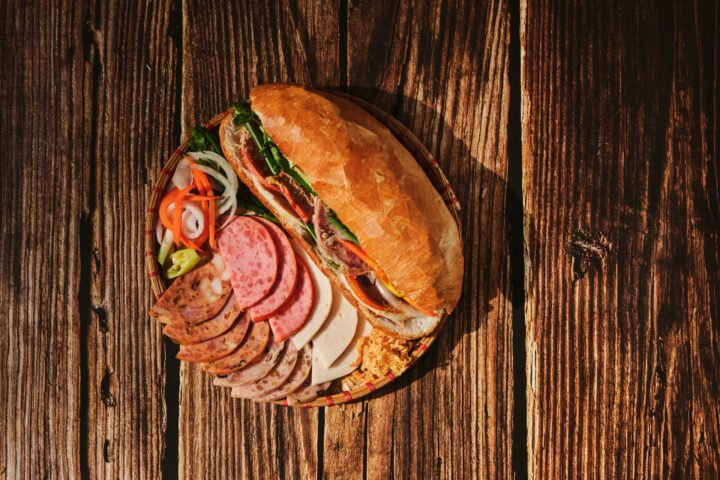 Bánh mì Huynh Hoa đầy ắp topping