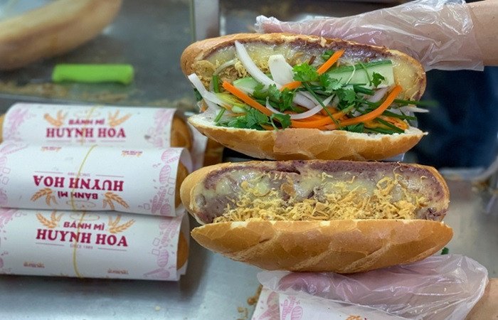 Bánh mì Huỳnh Hoa Sài Gòn đầy ắp nhân