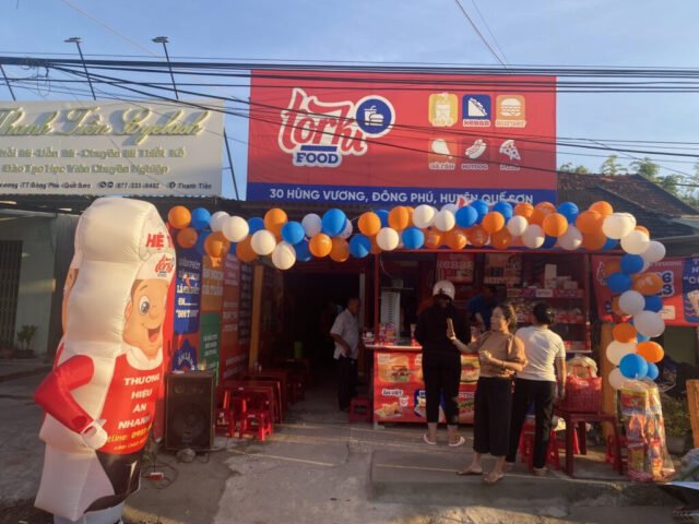 Bánh mì kebab Thổ Nhĩ Kỳ với thịt nướng và rau tươi