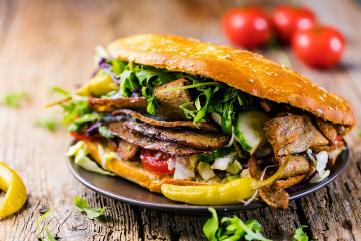 Bánh mì kebab truyền thống Trung Đông với thịt nướng và rau tươi