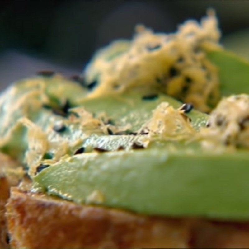 Bánh mì kẹp bơ tươi lát đã hoàn thành, sẵn sàng thưởng thức