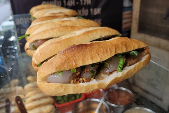 Bánh mì kẹp bột lọc Quảng Bình: Sự kết hợp hoàn hảo giữa giòn và dai