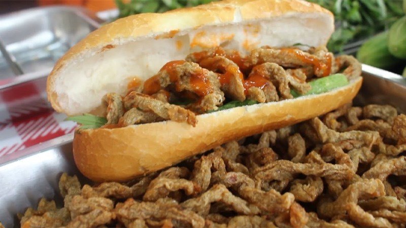 Bánh mì kẹp chả cá giòn rụm với rau thơm và nước sốt