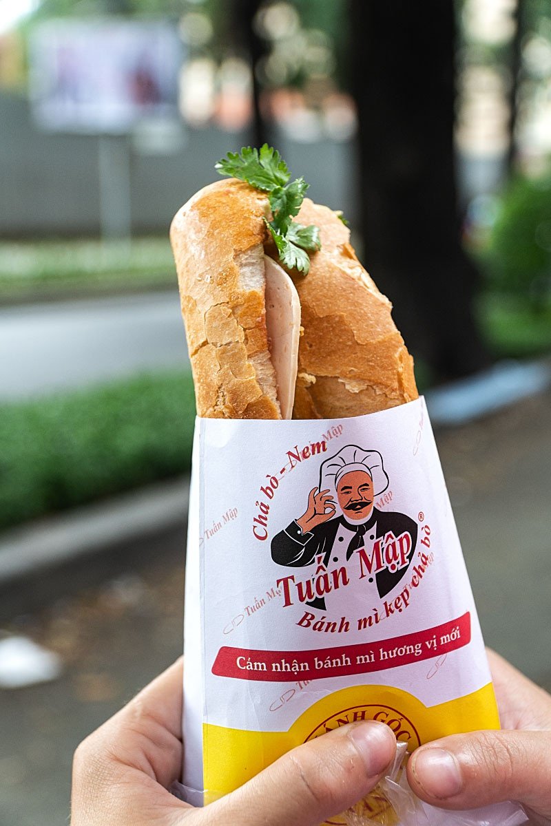 Bánh mì kẹp chả đơn giản mà ngon