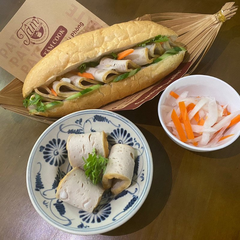 Bánh mì kẹp chả nóng Tâm Cook, sự kết hợp nguyên liệu tươi ngon