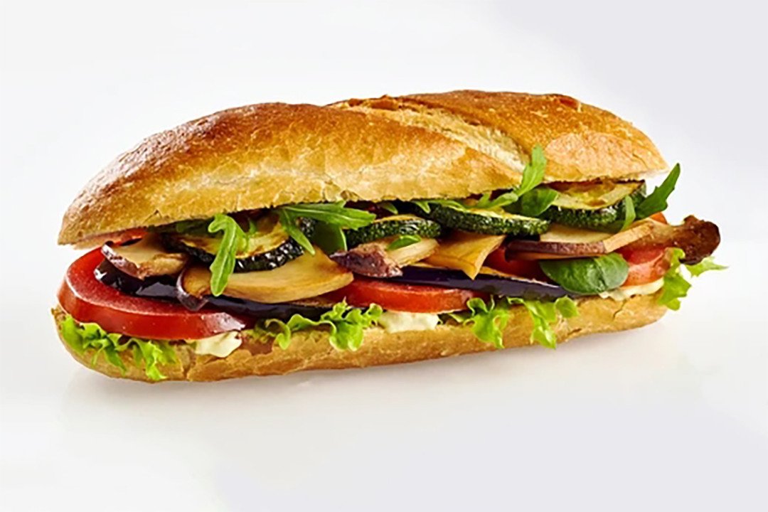 Bánh mì kẹp chay với bí xanh, cà tím và cà chua, một lựa chọn tuyệt vời cho người ăn chay tại Việt Nam.