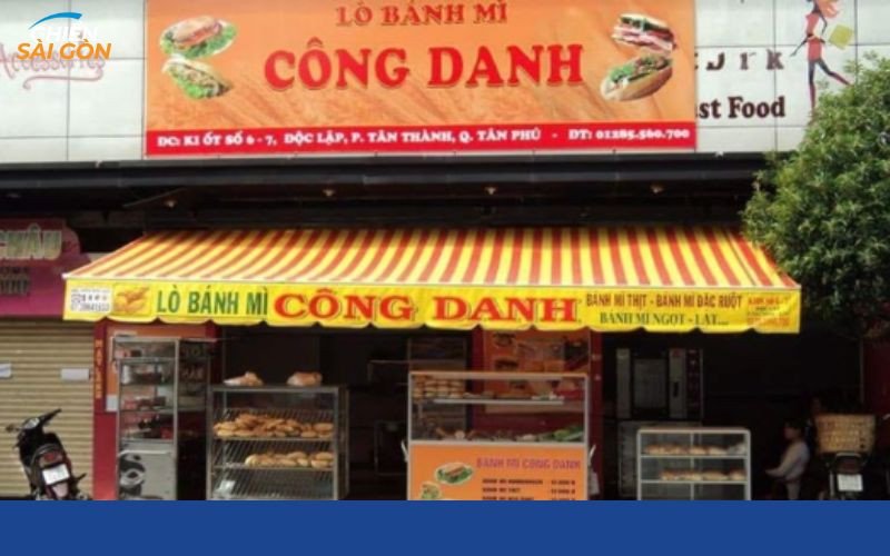 Bánh mì kẹp đầy ắp nhân tại lò bánh mì Công Danh Tân Phú