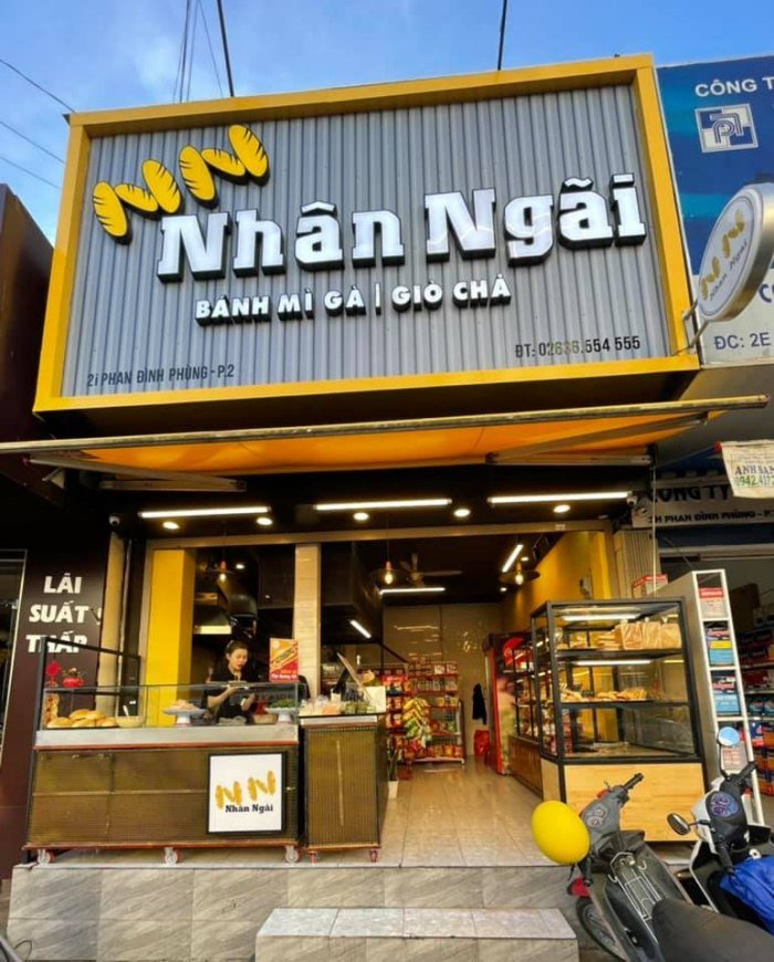 Bánh mì kẹp đầy ắp nhân tại tiệm Nhân Ngãi
