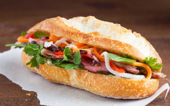Bánh mì kẹp đầy ắp nhân thịt, rau thơm và dưa chua, một món ăn đường phố nổi tiếng