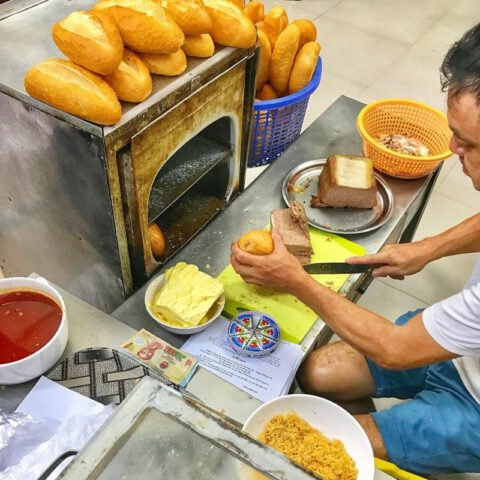 Bánh mì kẹp đầy ắp nhân thịt và rau thơm