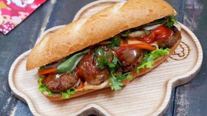 Bánh mì kẹp nem nướng và rau tươi chuẩn vị Saigonese Baguette