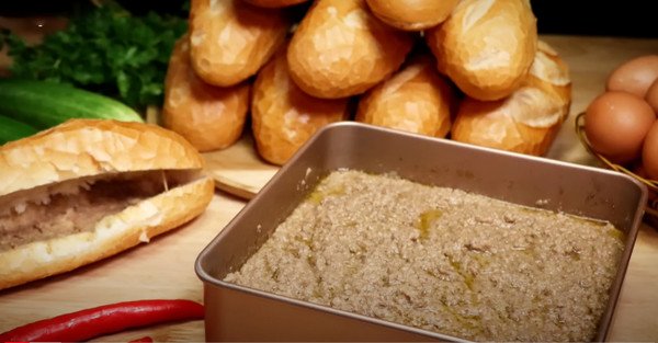 Bánh mì kẹp pate gan heo chuẩn vị Saigonese Baguette, với lớp pate béo ngậy, dưa chua và rau thơm tươi mát.