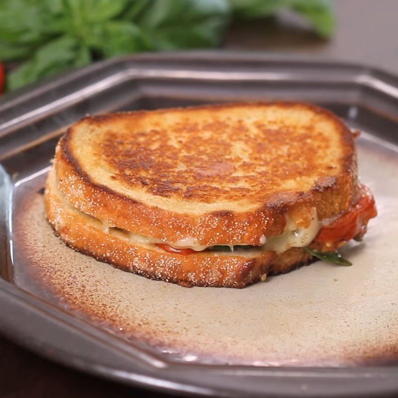 Bánh mì kẹp phô mai cà chua nướng sau khi hoàn thành