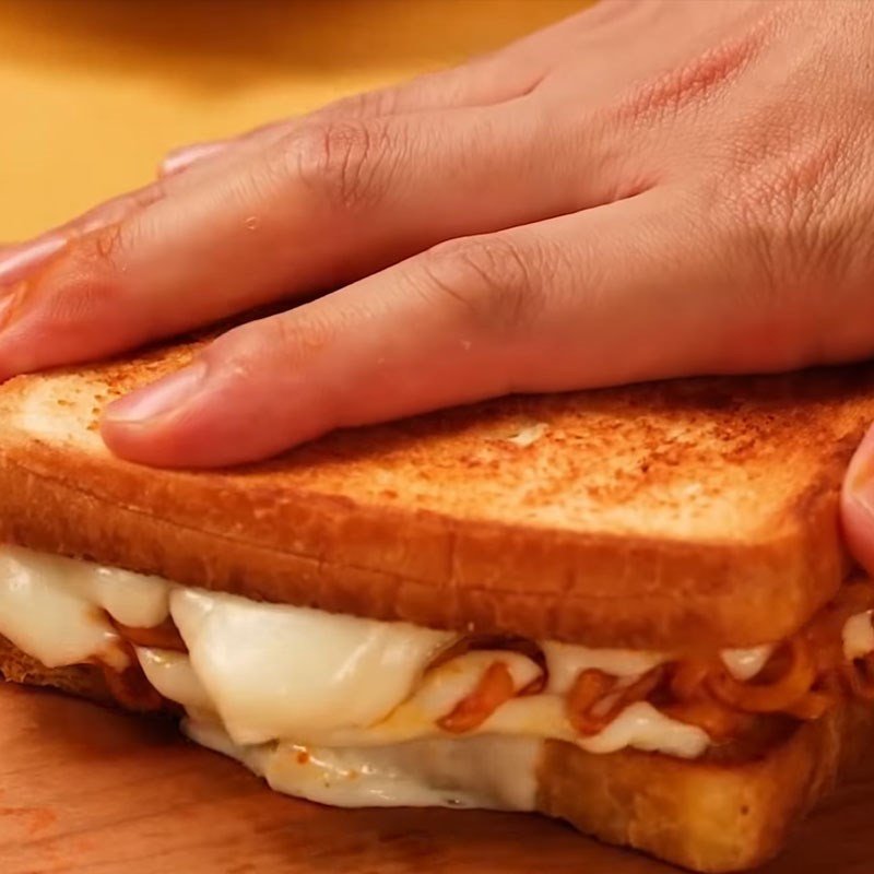Bánh mì kẹp phô mai mì cay nóng hổi, hấp dẫn