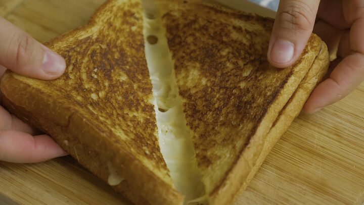 Bánh mì kẹp phô mai vàng giòn với phô mai tan chảy