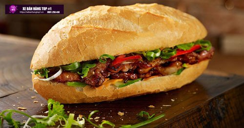Bánh mì kẹp thịt bò nướng hoàn chỉnh với rau sống và nước sốt đặc biệt
