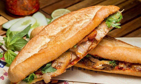 Bánh mì kẹp thịt tươi ngon sẵn sàng cho chuyến bay