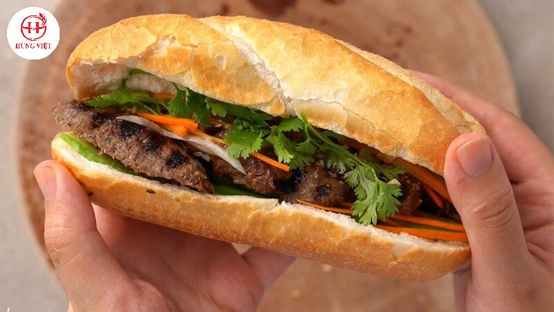 Bánh mì kẹp thịt xiên nướng hấp dẫn, một lựa chọn đa dạng cho thực đơn