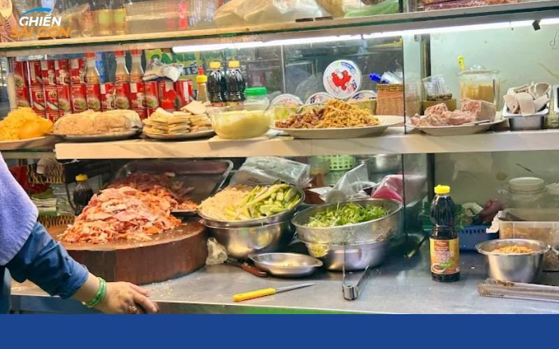 Bánh mì kẹp truyền thống với chả lụa tại tiệm bánh mì Tư Ẩu