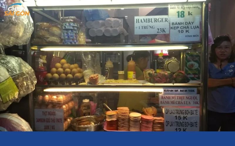 Bánh mì kẹp với nhiều loại nhân khác nhau và một chảo súp nóng